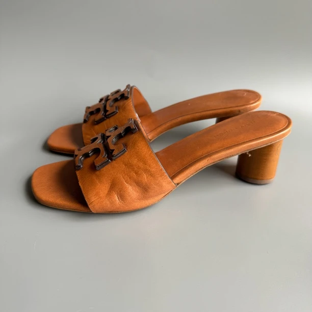99新 TORY BURCH/汤丽柏琦 019一片式牛皮咖色 粗跟拖鞋
