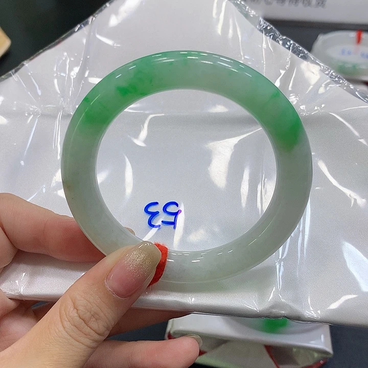 翡翠手镯未镶嵌小**学翡翠