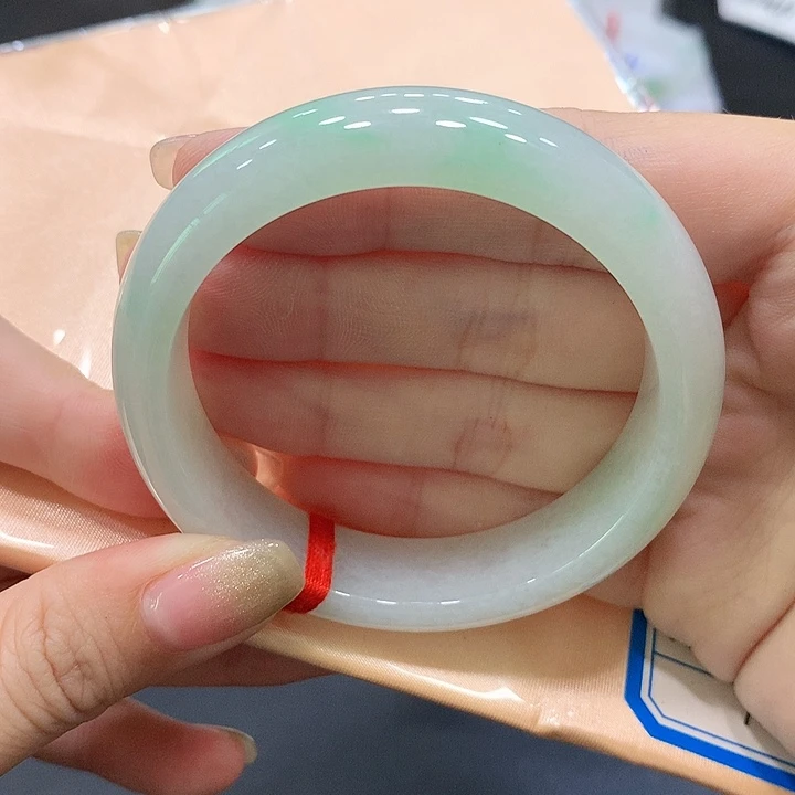 翡翠手镯未镶嵌翡翠