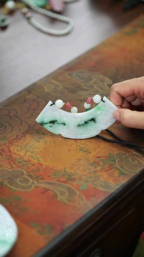 【闪购商品】翡翠颈饰未镶嵌弯弯