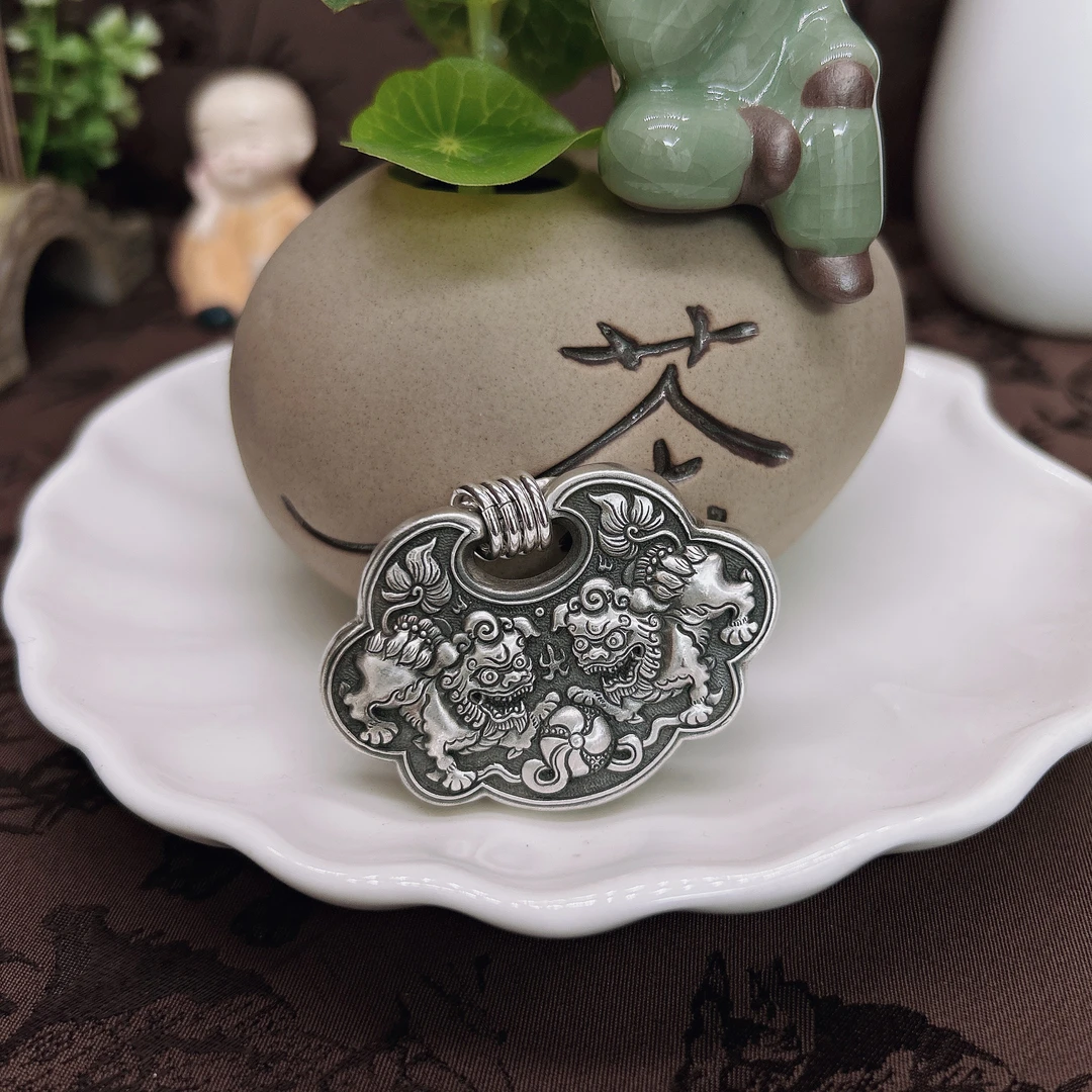 吊坠足银 小郑家纯银手工錾刻狮子滚绣球