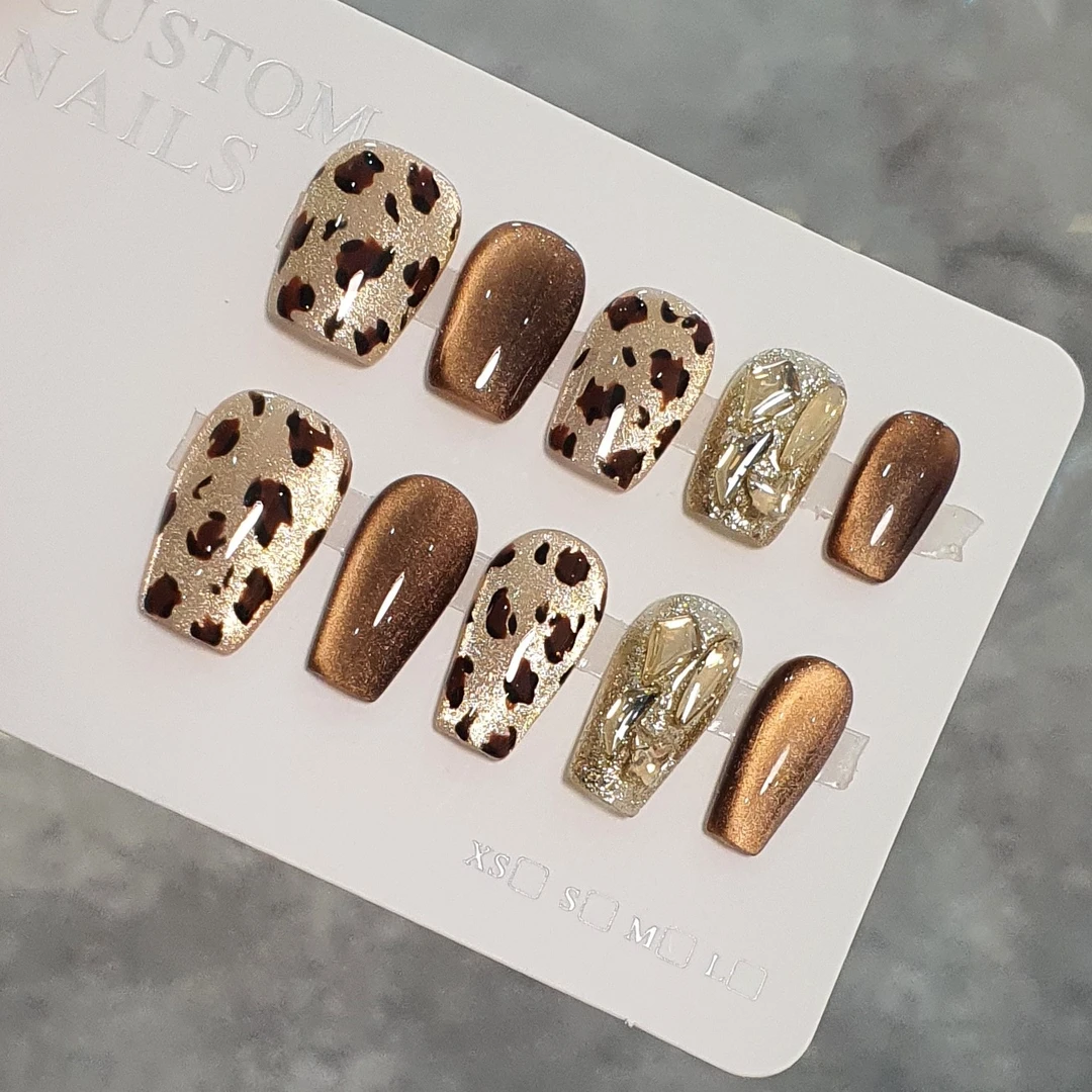 金棕小豹纹纯手工穿戴甲晶石猫眼爆闪香槟钻短甲甜酷美甲批发