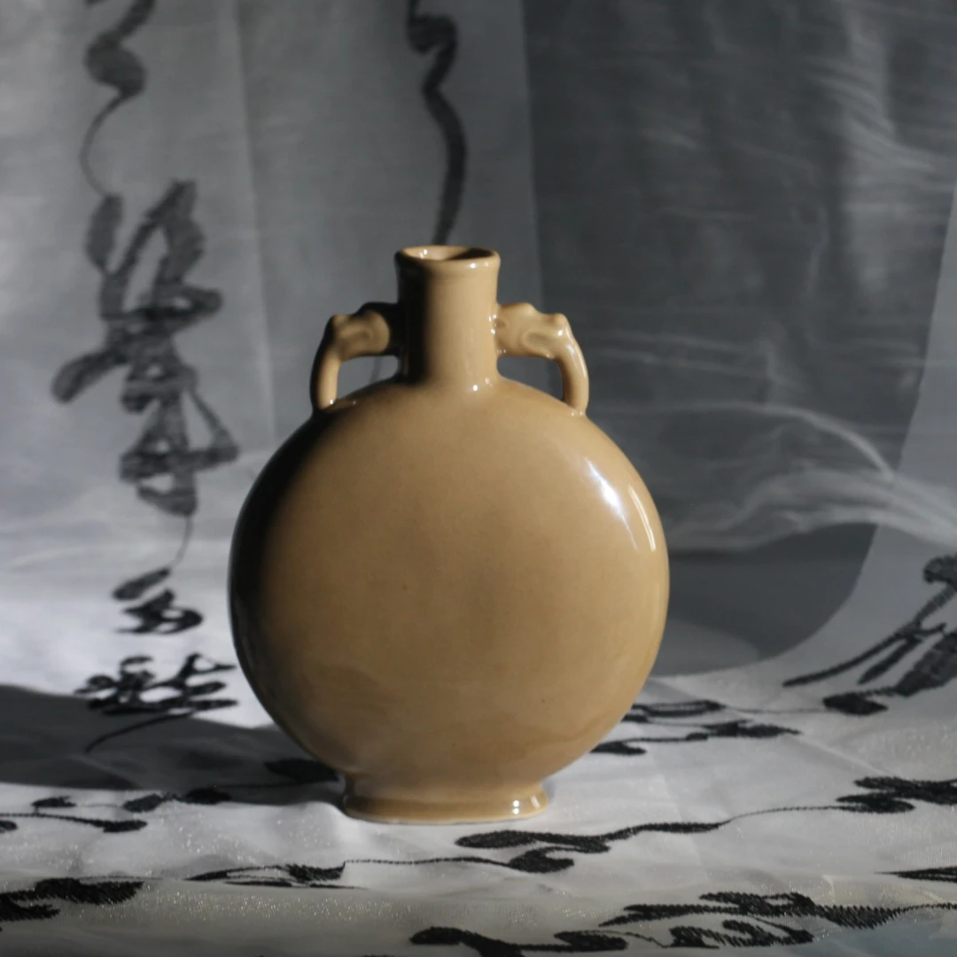 米黄釉抱月瓶 单色釉瓷器瓶