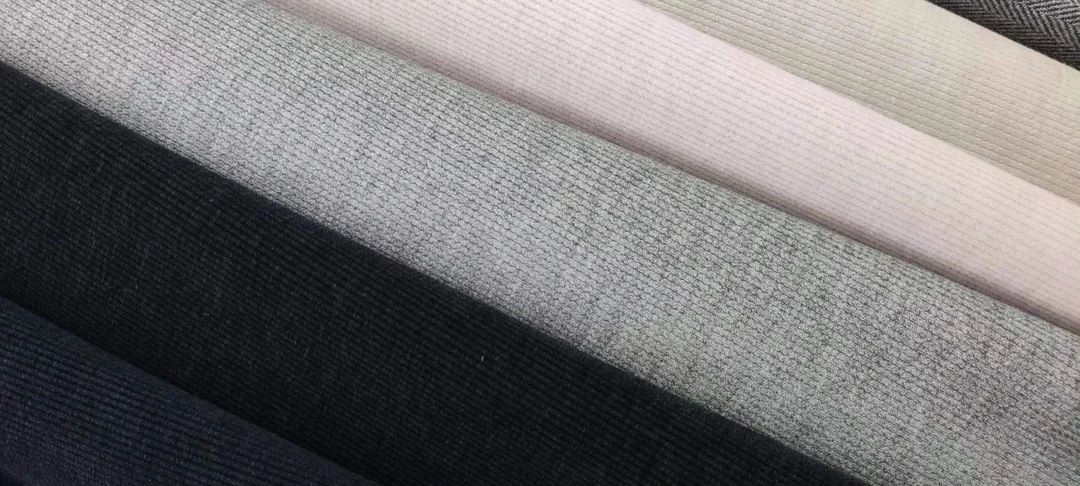 适宜做春、秋、冬三季的面料灯芯绒，可做各种款式。布料黑色