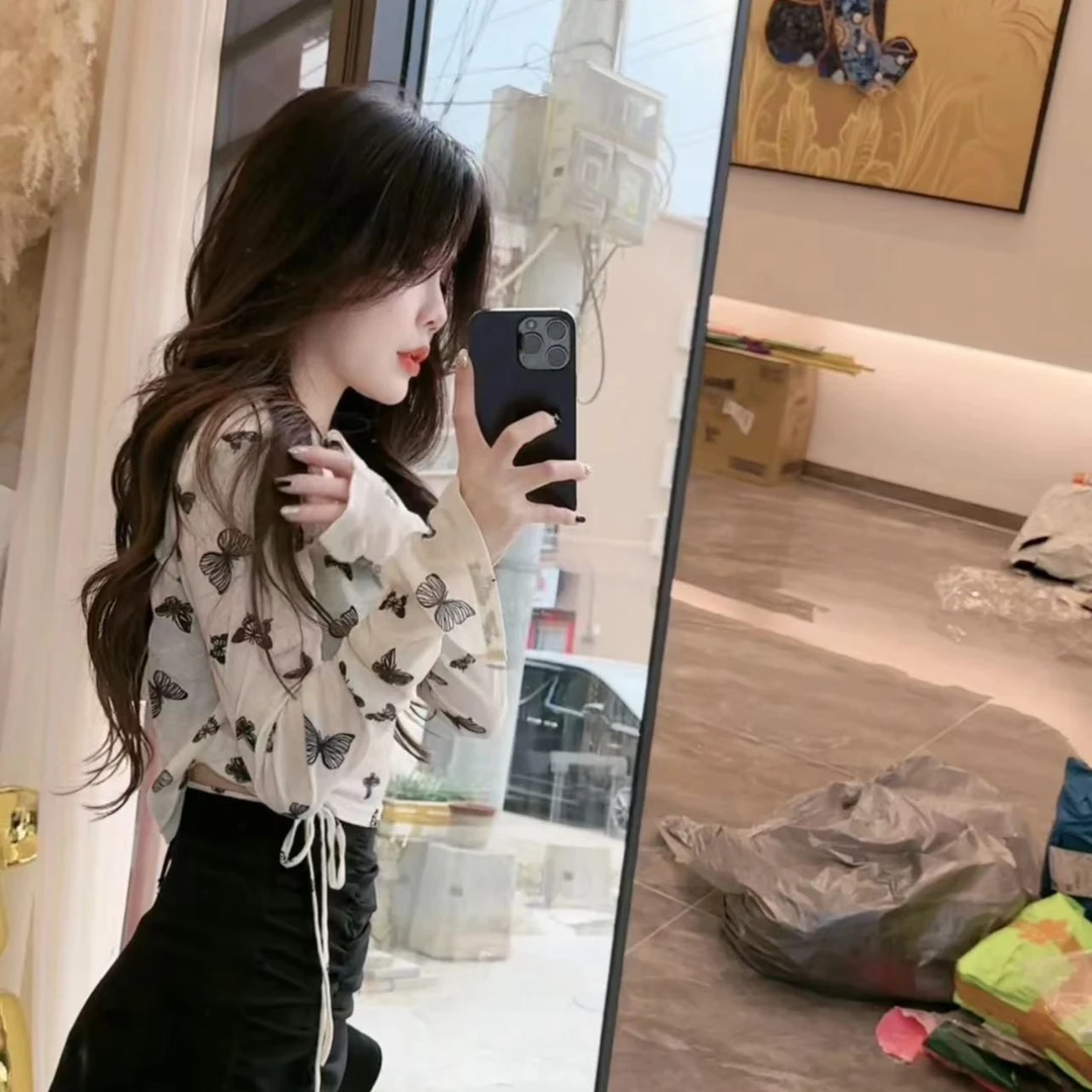 668#蝴蝶米色绑带上衣（微透）