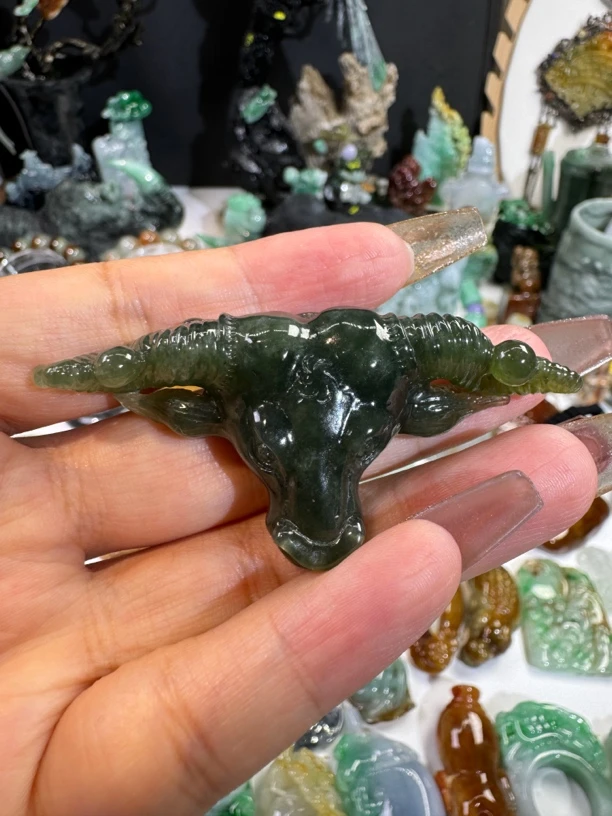 天然缅甸A货翡翠牛头吊坠