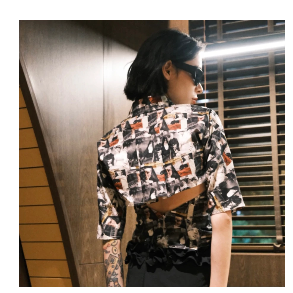 制造后花园*复古时髦涂鸦人像拼接设计小露腰衬衣领上衣