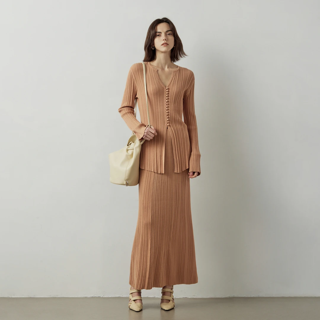 LYNEE 饰扣V领弹力长袖针织衫压褶半身裙 LGD2ESK063/SK062