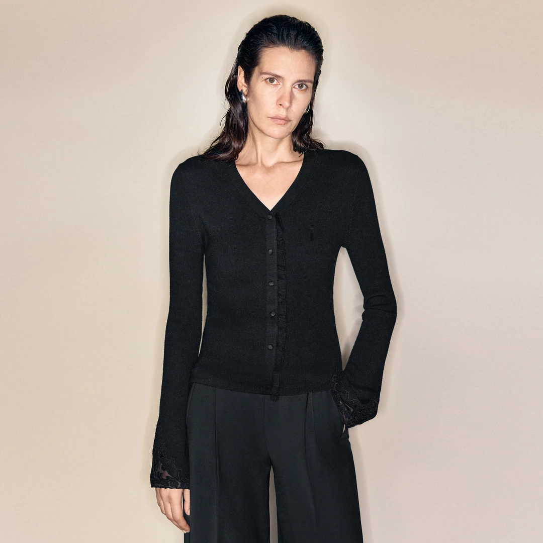 LYNEE 简约V领蕾丝拼接袖修身套头针织衫女秋 LGD2EAK035