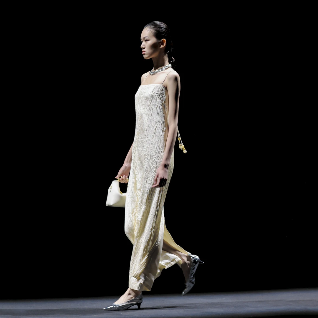 LYNEE【秀场同款】乱褶肌理感吊带连衣裙显瘦长裙 LGD2ESW023