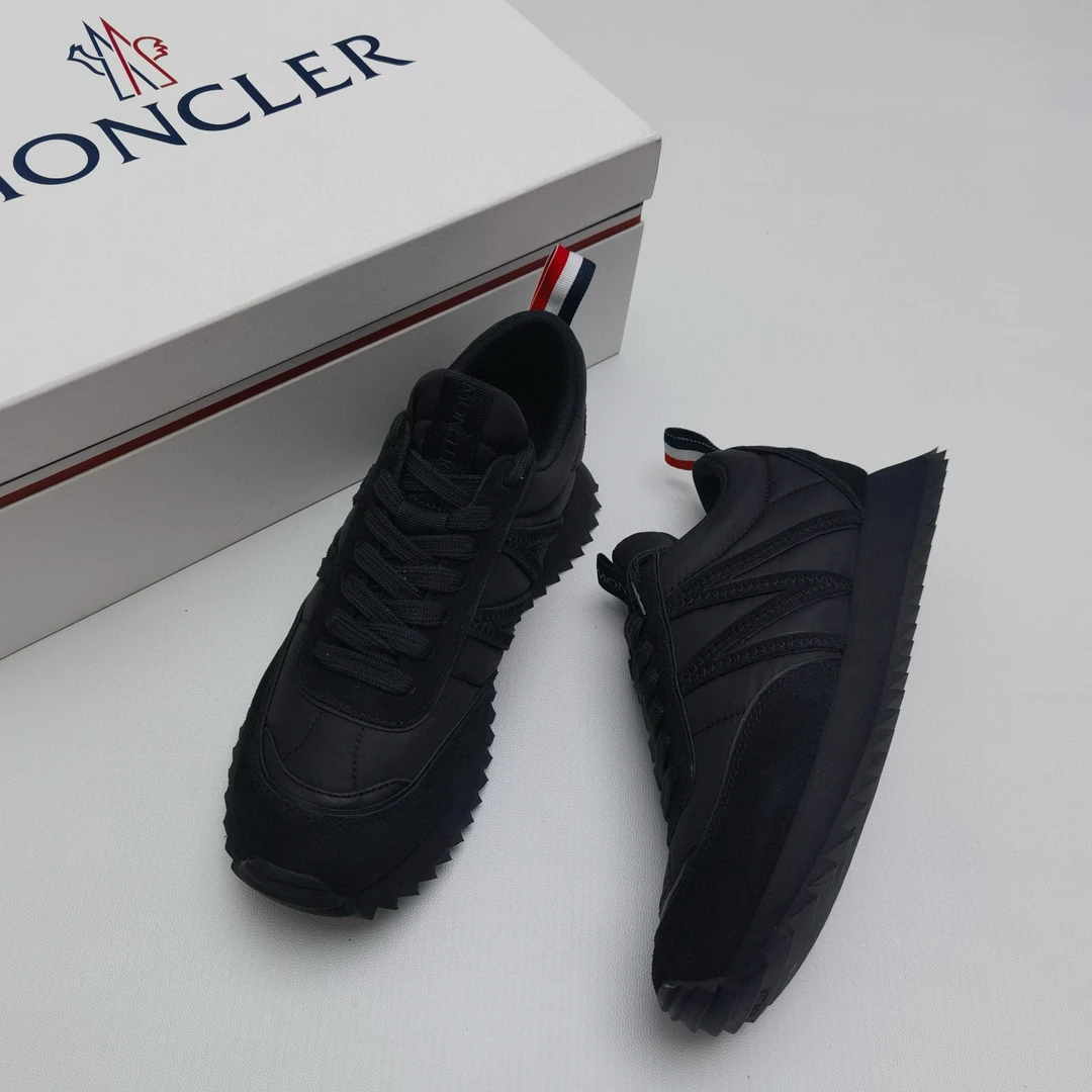 MONCLER/盟可睐  黑色色休闲鞋 2553011