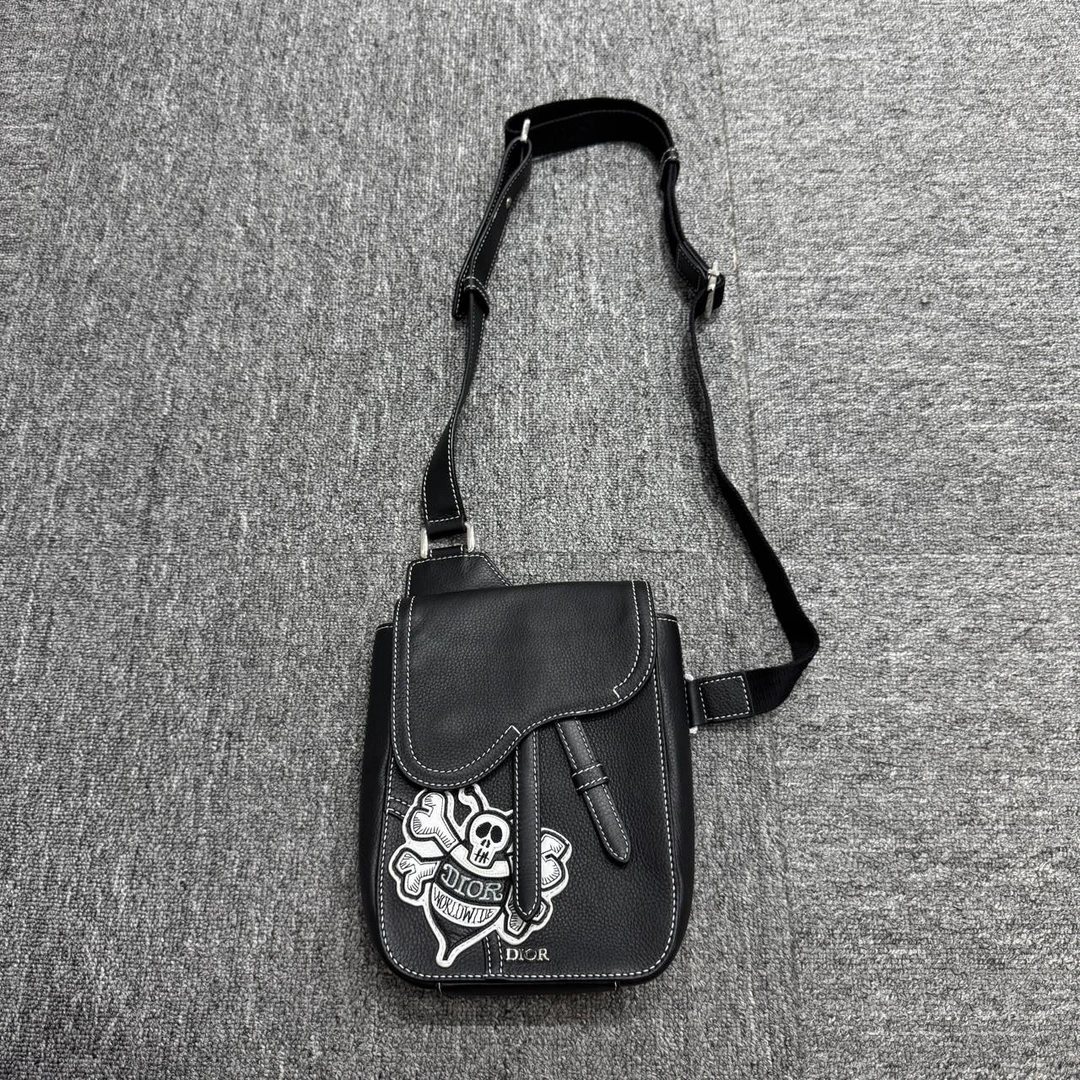 Dior Shawn 联名小蜜蜂刺绣斜挎包/98新/公价17500/11902