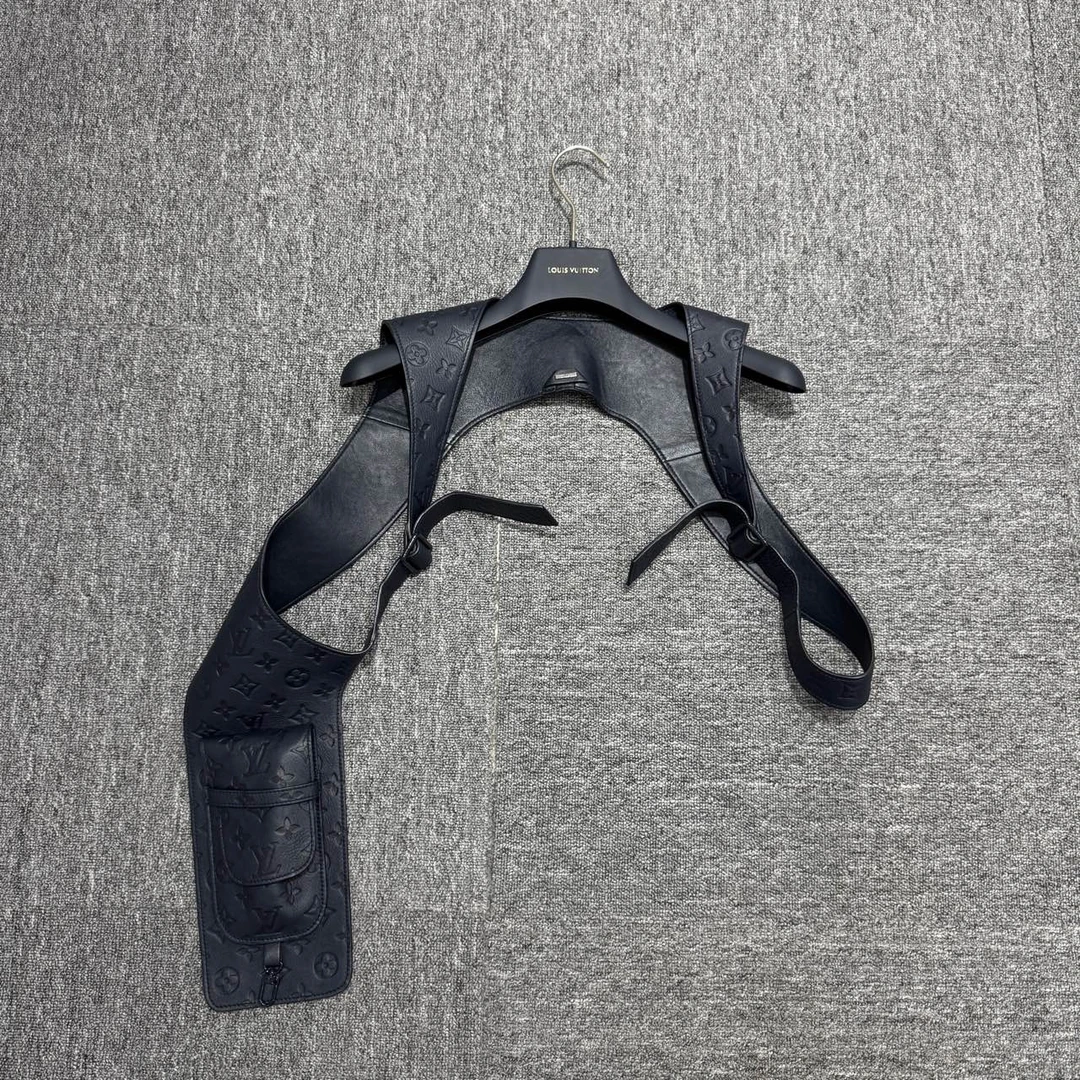 louis vuitton lv 皮革满印老花马甲/M码/99新/11285