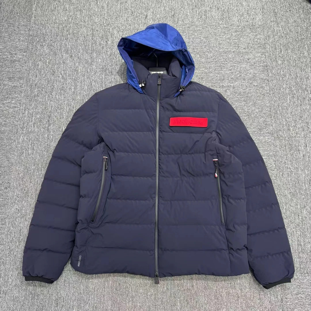 Moncler 纯色羽绒服/10661/6码 /98新 /公价11270
