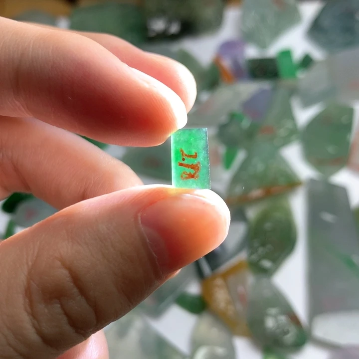 定制翡翠未镶嵌天然翡翠吊坠