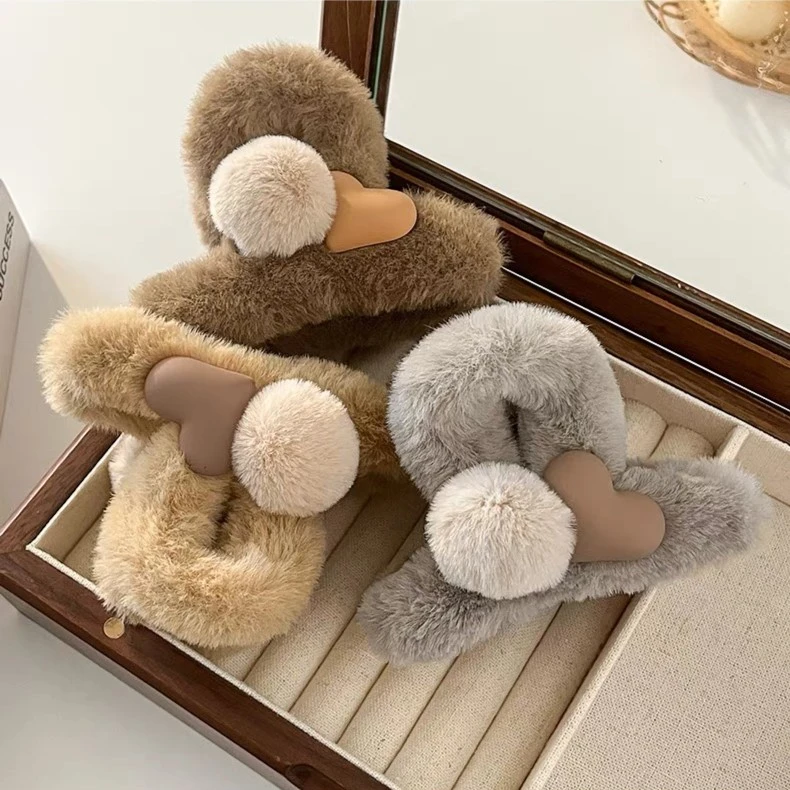 时尚爱心夹子头饰毛绒球球抓夹女秋冬发夹气质后脑勺鲨鱼夹发卡子