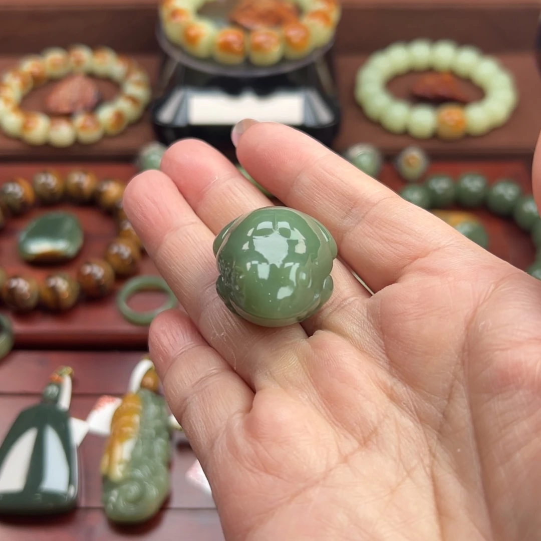 岫岩老玉(透闪石质玉)手把件未镶嵌白**人