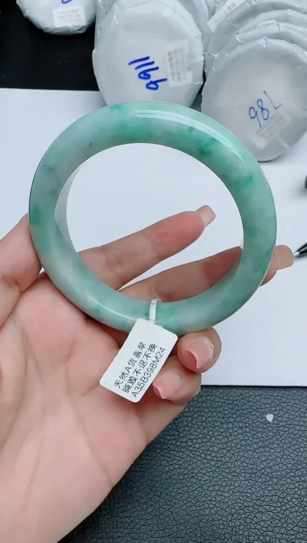 【闪购商品】翡翠手镯未镶嵌圈口:56