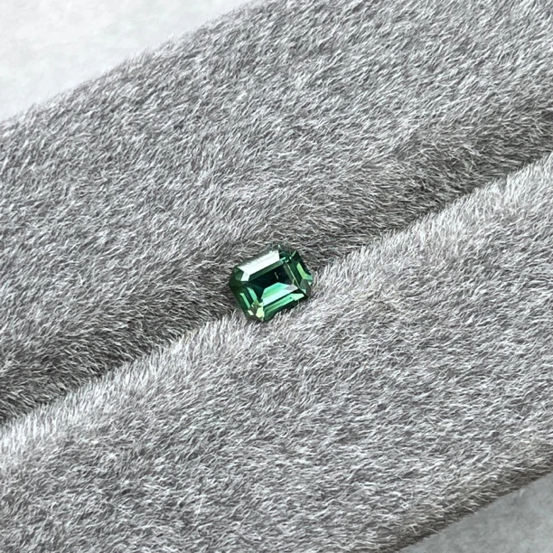 C146-1.64ct无烧绿色蓝宝石八角型/G2402280091