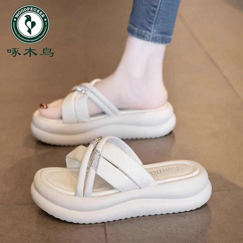 啄木鸟凉拖鞋女夏季外穿软底防滑一字拖高级感水钻厚底沙滩凉鞋