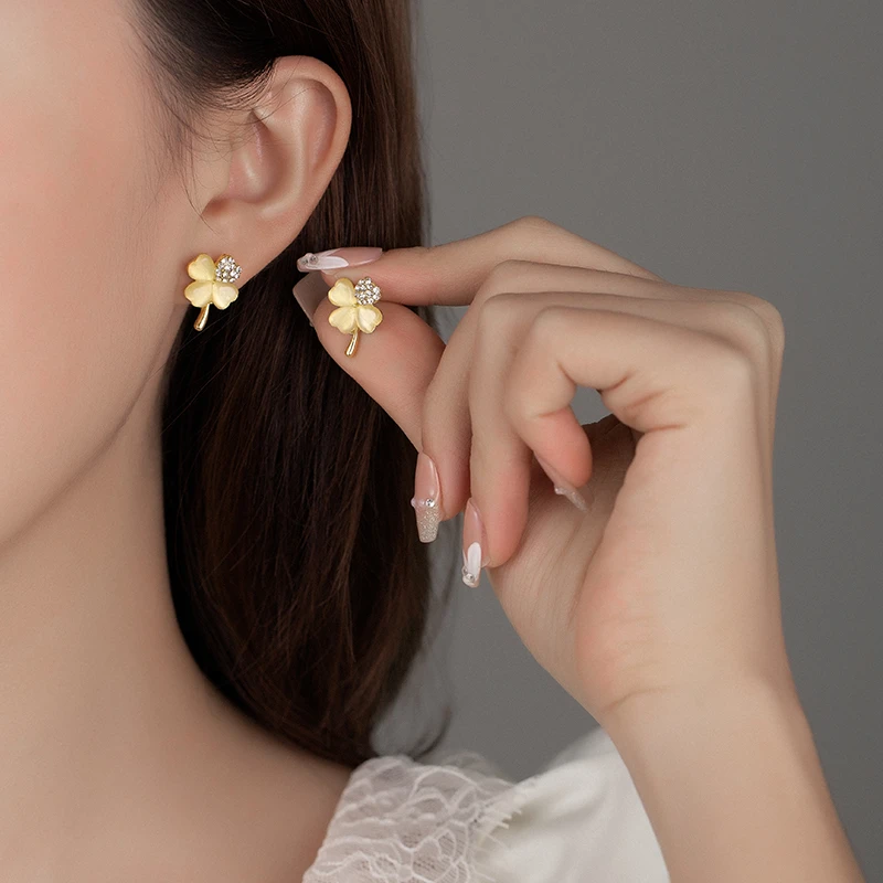 合金合成锆石耳饰 金美澳设计感四叶草耳钉气质轻奢小众百搭精致