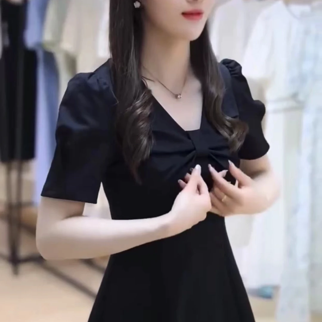 女装V领连衣裙显瘦气质时尚小黑裙百搭法式小众收腰短款夏季修身