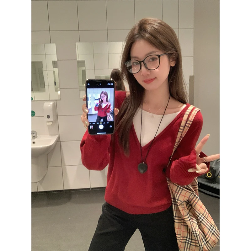 新年穿搭假两件拼色V领针织打底衫女冬季宽松慵懒风内搭红色毛衣