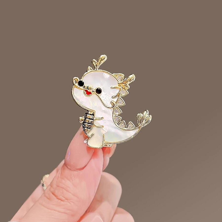 可爱龙形胸针高档女精致仿贝胸花小众防走光别针衣服配饰新年礼物