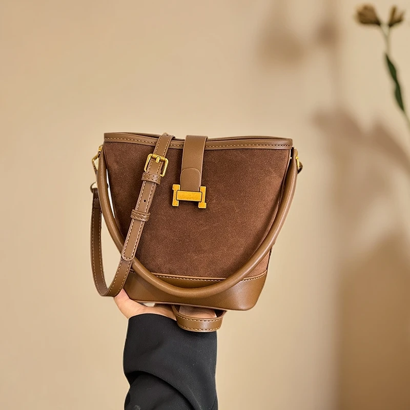 新款高级感百搭小众复古磨砂软皮水桶包女包手提单肩斜挎包小包包