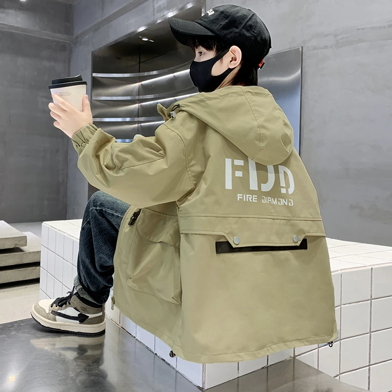 男童春秋款冲锋衣外套2024新款秋季中大童儿童男孩秋装时髦上衣潮