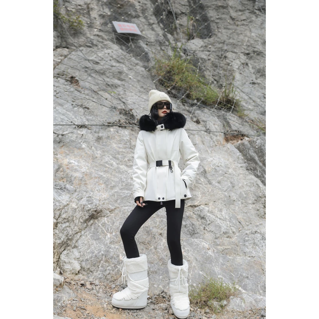 女士蒙家短款羽绒服