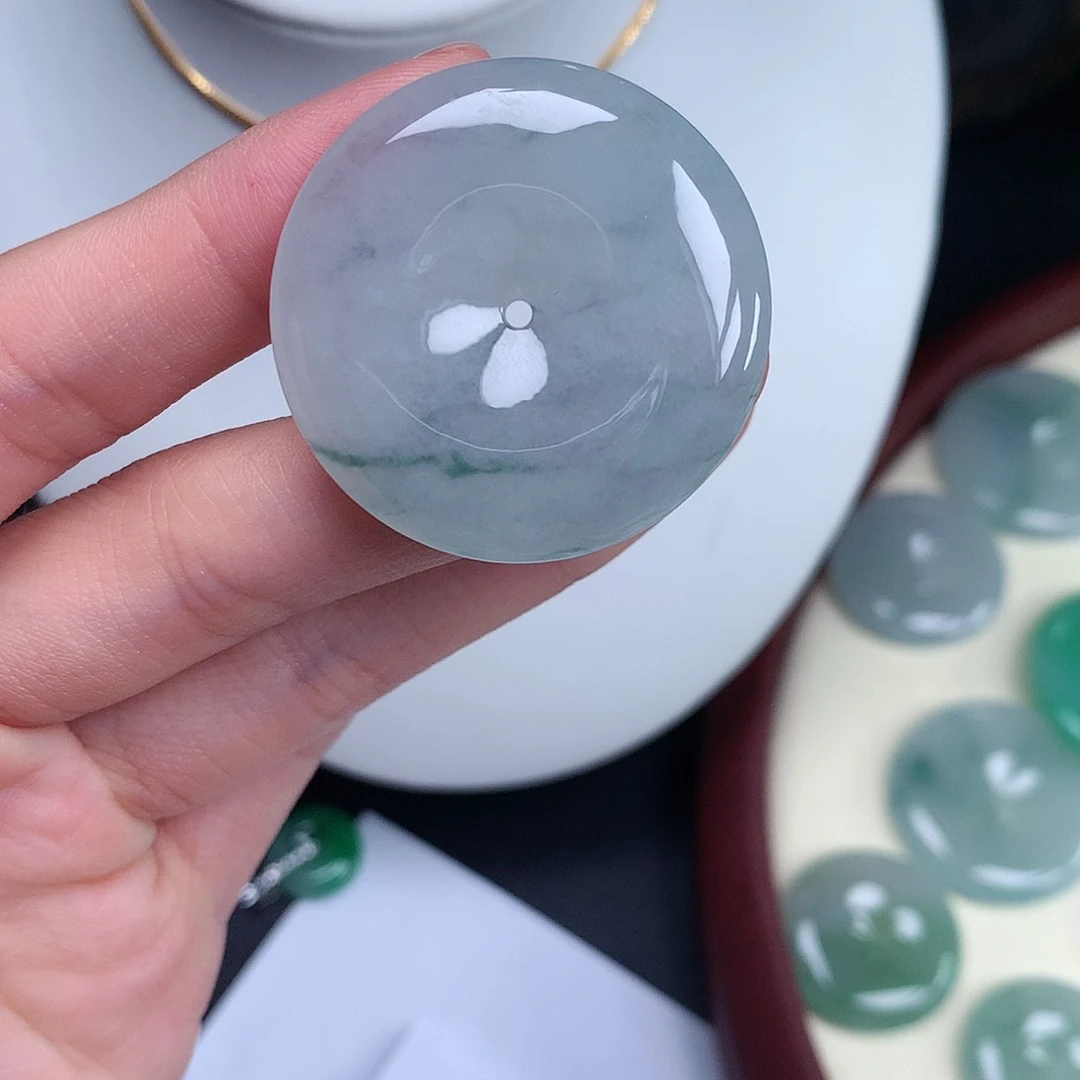 翡翠颈饰未镶嵌平安扣