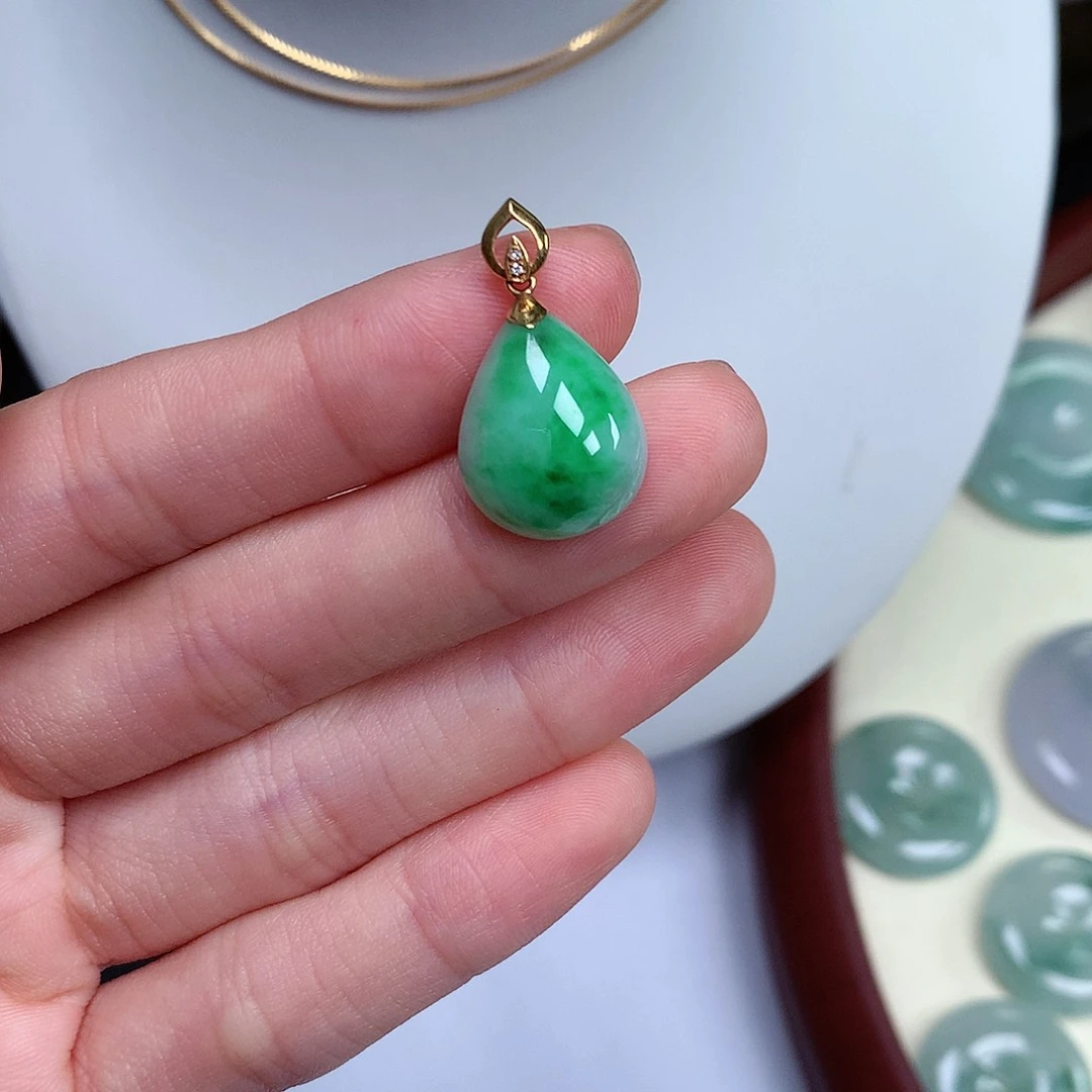 翡翠颈饰18K金镶嵌水滴