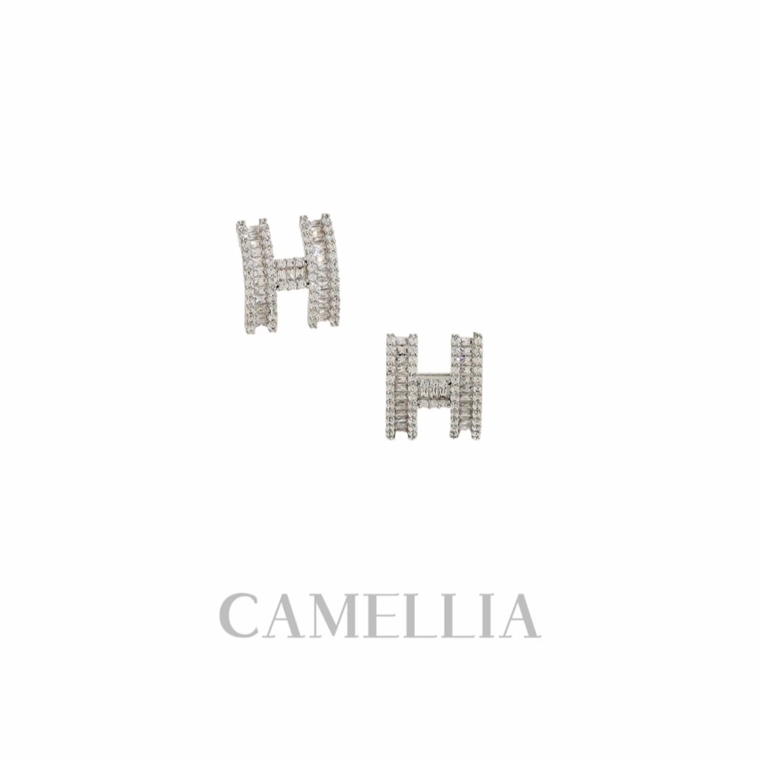 铜合金合成锆石耳饰 【CAMELLIA】时尚轻奢百搭镶嵌H字母耳饰