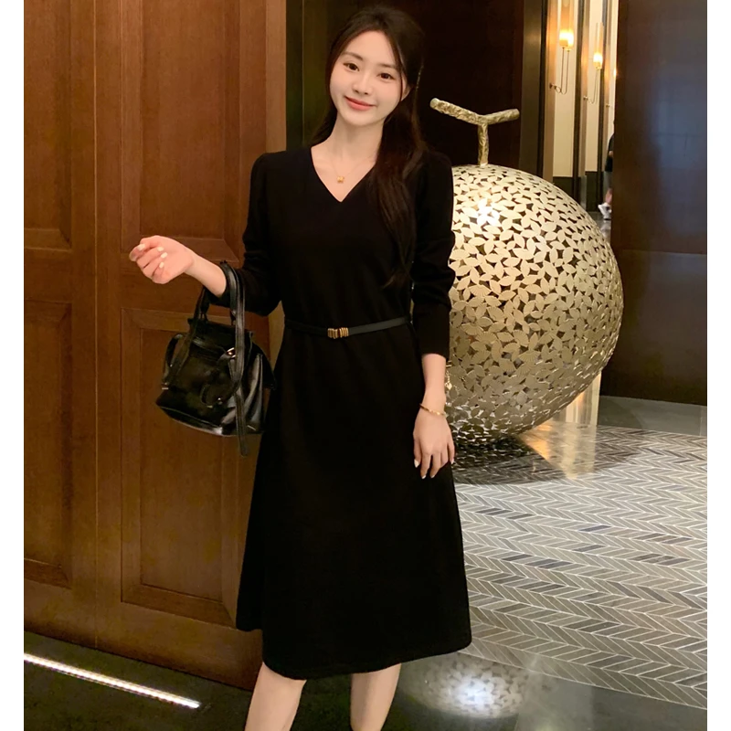 【墨墨家】2025年春秋赫本风高级显瘦气质V领连衣裙 赠腰带#8806