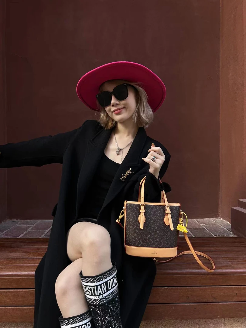 【URICK】五金女孩轻奢2023经典斜挎托特包咖色H65986-3时尚美拉德