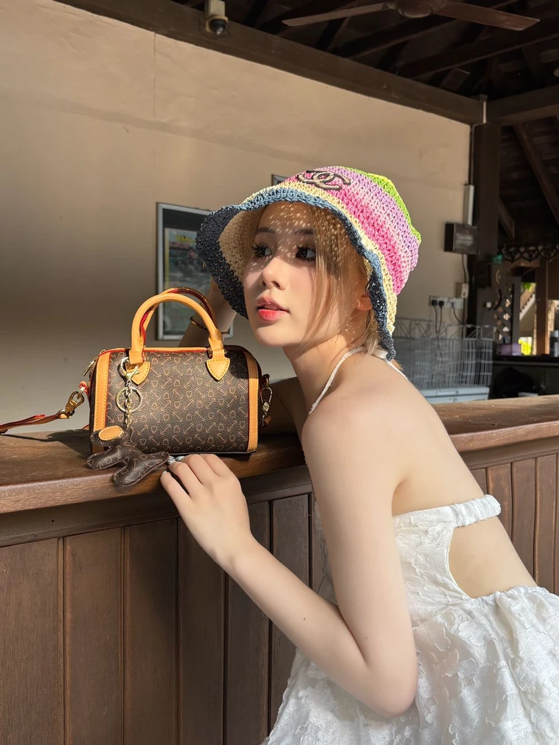 【URICK】高奢2023美拉德时尚女士新款手提斜挎枕头包咖色G651079