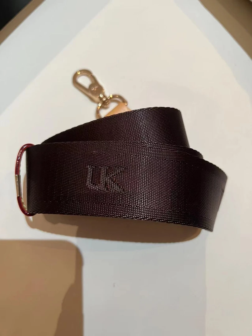 品牌包包深色宽肩带