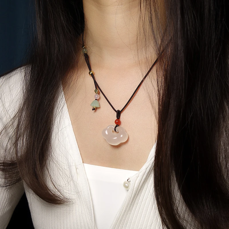 天然白月光玛瑙祥云如意锁冰种玉石吊坠毛衣链玉髓平安锁国风礼物