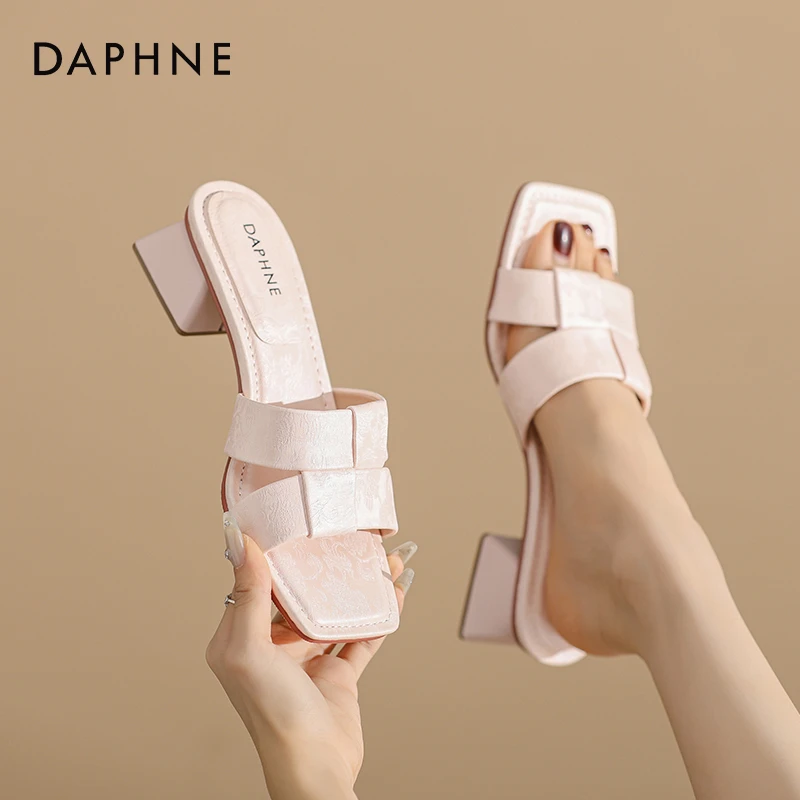达芙妮凉拖鞋女时尚外穿2025夏季新款国风露趾一字拖高级感高跟鞋
