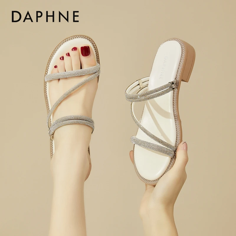 达芙妮平底凉鞋女款2025夏季外穿仙女风水钻罗马两穿沙滩凉拖显白