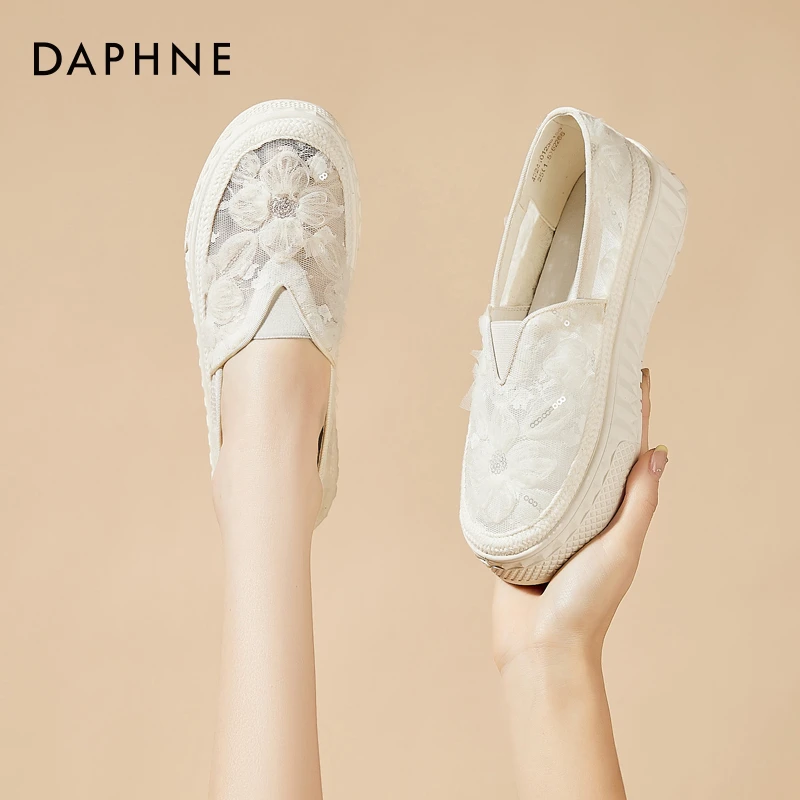 达芙妮新款休闲软底一脚蹬女鞋2025年夏季透气网面蕾丝厚底渔夫鞋