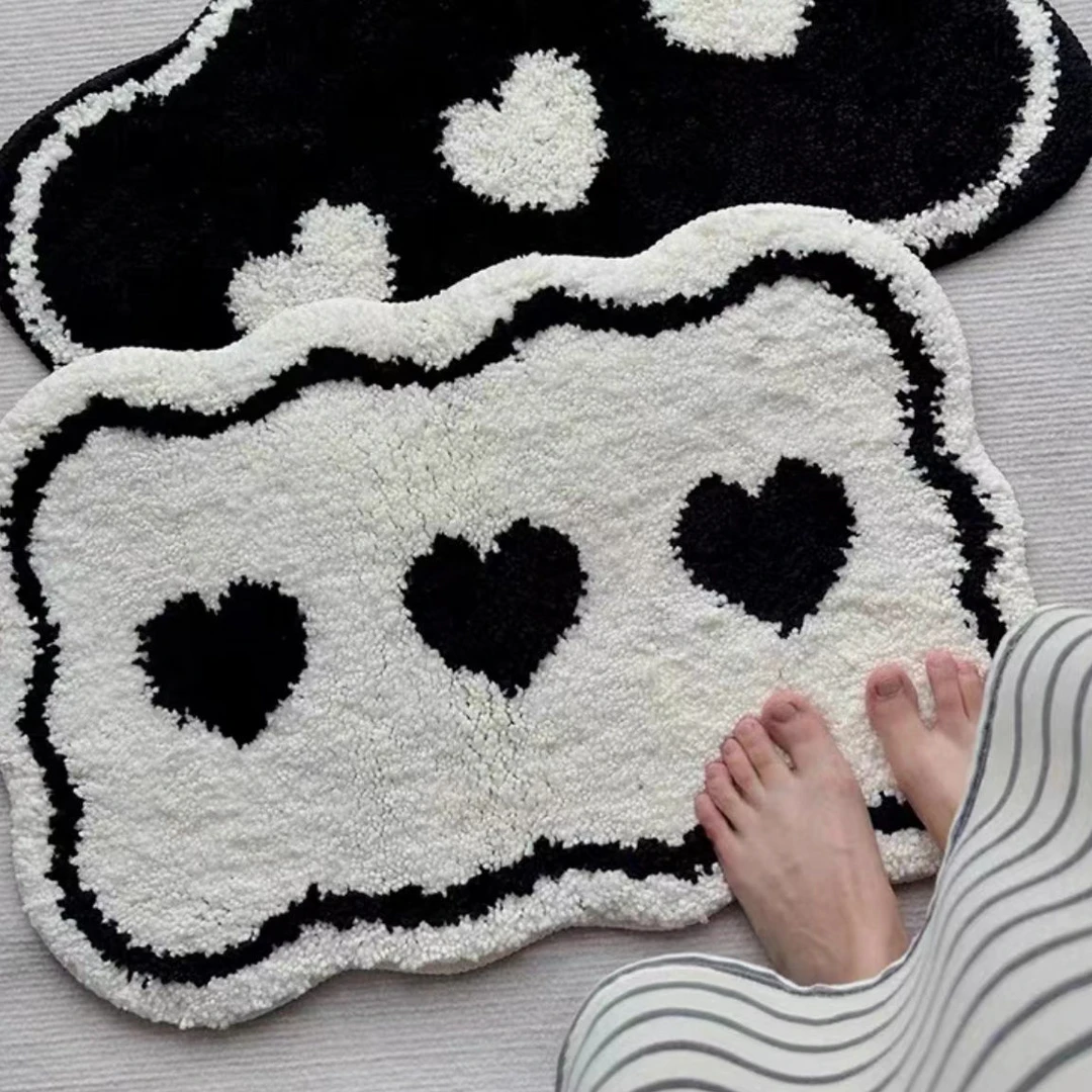 ins风浴室吸水地垫厚仿羊绒脚垫卫生间防滑速干垫子黑白爱心地毯