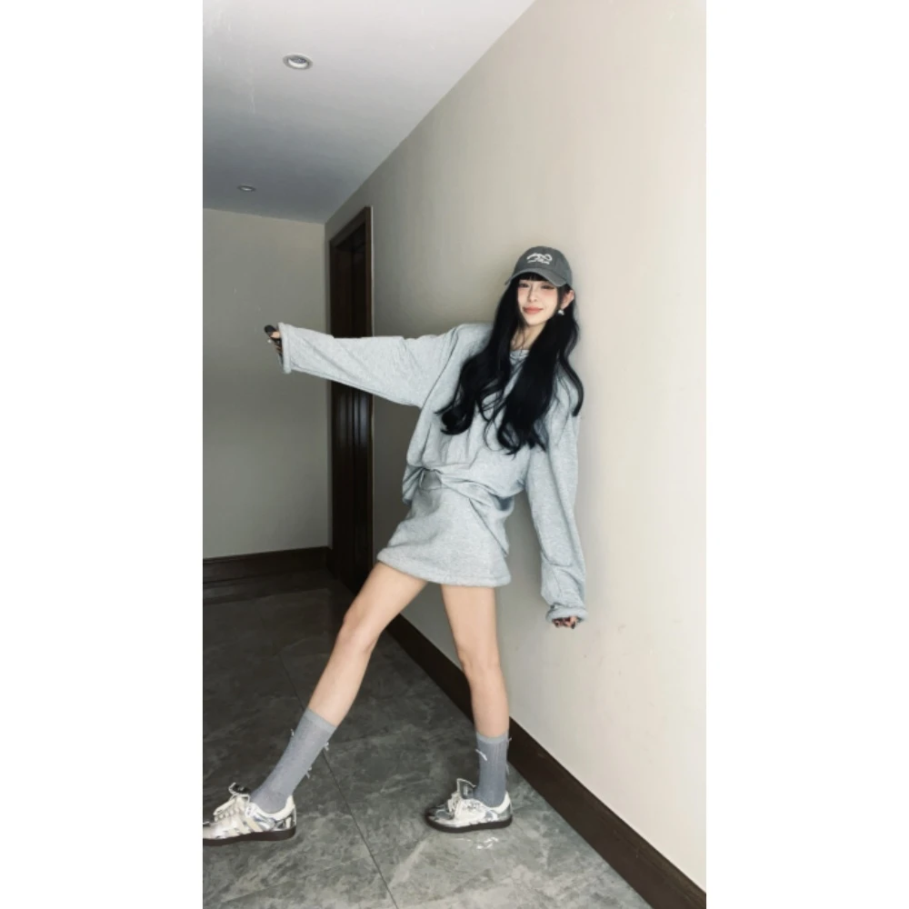 早秋慵懒穿搭休闲时尚减龄气质宽松薄款带垫肩卫衣女