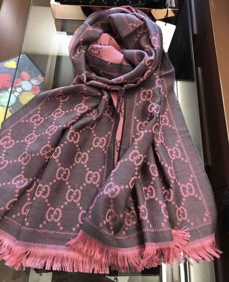 Gucci粉色羊毛羊绒围巾 全新带吊送mm非常好