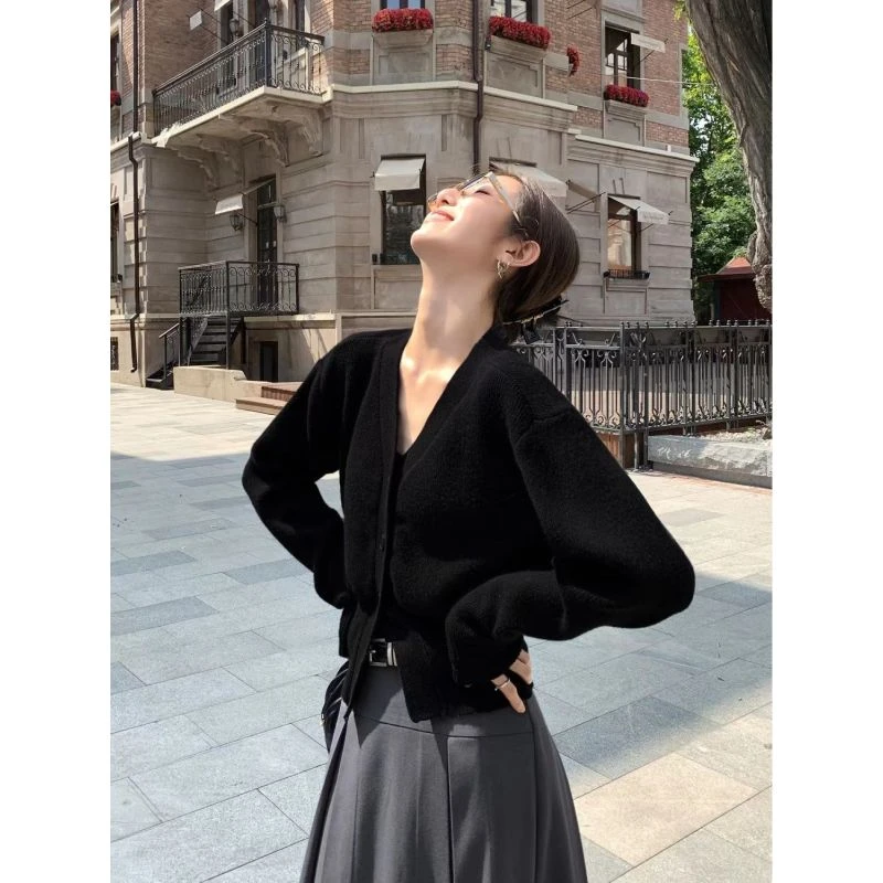 小众设计师保暖包芯纱V领针织开衫2024春秋季新款女毛衣外套上衣