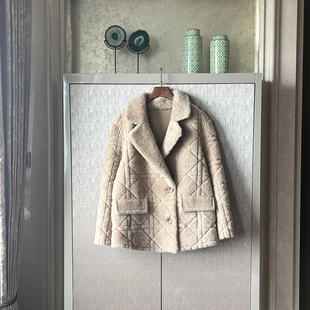 装羊皮毛一体配绵羊皮毛呢外套时尚