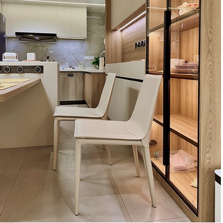 马鞍皮餐椅家用现代简约北欧轻奢餐椅意式极简酒店餐厅凳靠背椅子