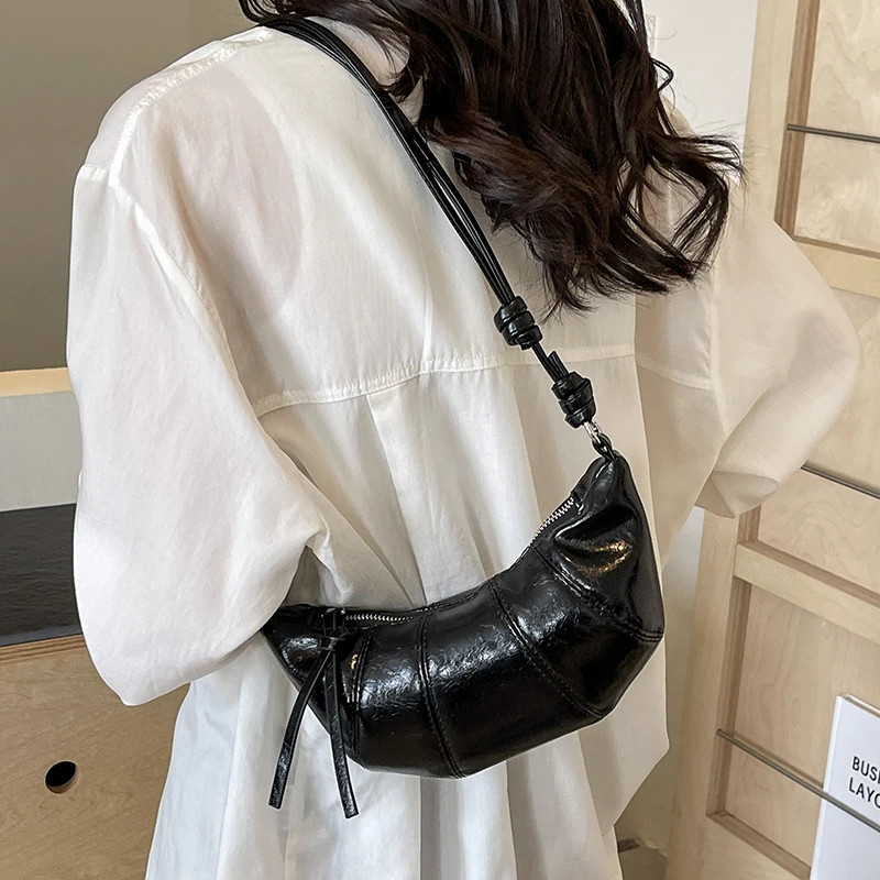 ins包包女式2025新款牛角包女斜挎包夏天休闲超轻日系女款腋下包