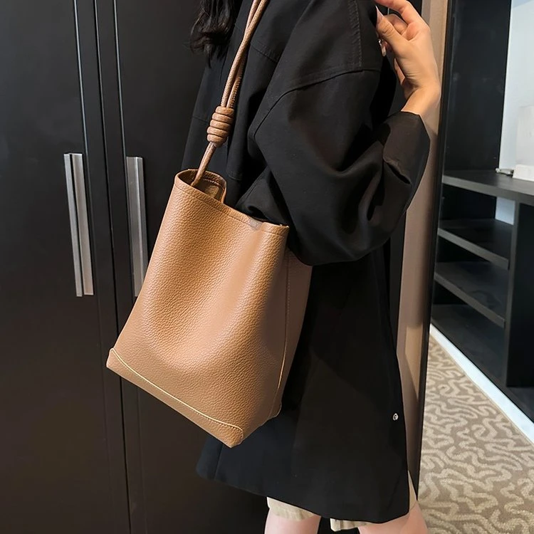 2024新款秋冬复古百搭大容量女单肩包水桶包PU通勤包